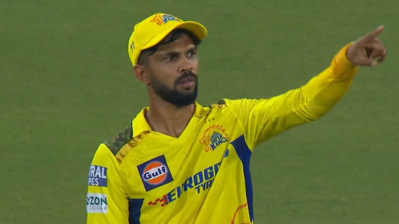 બાદમાં ચાલુ મેચ દરમ્યાન ઋતુરાજ ગાયકવાડ પણ ફિલ્ડિંગ ગોઠવતા નજરે ચડયા હતા. એટલે ક્યાંક ને ક્યાંક MS ધોનીએ શરૂઆત તો કરિ જ આપી હતી. જે ગાડી તેમણે ચોક્કસ આગળ વધારવાની હતી.