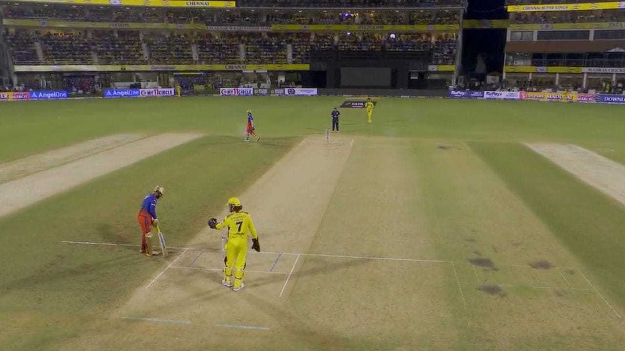 ચેન્નાઈ સુપર કિંગ્સના નવનિયુક્ત કેપ્ટન રુતુરાજ ગાયકવાડે ખુલાસો કર્યો છે કે તેમના પુરોગામી MS ધોનીએ તેમને ગયા વર્ષે સંભવિત નેતૃત્વ પરિવર્તન અંગે સંકેત આપ્યો હતો. IPL 2024 ની શરૂઆતના એક દિવસ પહેલા, વાસ્તવમાં બદલાવ કરવામાં આવ્યો હતો જ્યારે ધોનીએ એક ખેલાડી રહીને ગાયકવાડને કેપ્ટનશિપ સોંપી હતી.