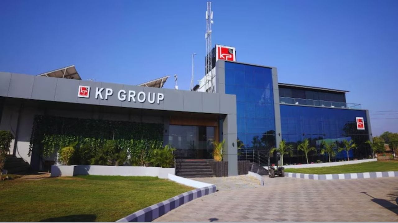 KP ગ્રીન એન્જિનિયરિંગના IPO માં પ્રાઈસ બેન્ડ 137 થી 144 રૂપિયા પ્રતિ શેર નક્કી કરવામો આવ્યો છે. આ IPO SME હોવાથી શેરની લોટ સાઈઝ મિનિમમ 1000 શેર છે. જેના કારણે રિટેલ ઈન્વેસ્ટર્સે ઓછામાં ઓછા 1,44,000 રૂપિયાનું રોકાણ કરવું પડશે. તમને જણાવી દઈએ કે, IPO દ્વારા કંપની 189.50 કરોડ રૂપિયા એકત્ર કરશે.