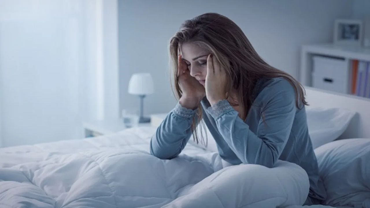ઉંઘ પર અસર : રાત્રે કાકડી ખાવાથી તમારા આંતરડાની ગતિ પર દબાણ આવે છે. આના કારણે તમારી ઊંઘ પર અસર થઈ શકે છે અને તમને વારંવાર પેશાબ લાગવાની સમસ્યા થઈ શકે છે. તે તમારા શરીરને રાતોરાત ઠંડુ કરીને કફ દોષને પણ સંતુલિત કરી શકે છે. જેના કારણે જો તમને ઇઓસિનોફિલિયાની સમસ્યા છે તો આ સમસ્યા વધુ વધી શકે છે. આથી તેથી રાત્રે કાકડી ખાવાનું ટાળો.