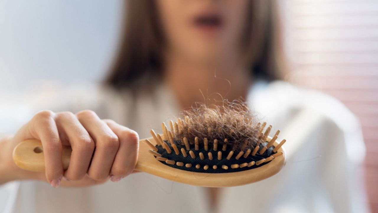 વાળ ખરવા : જો તમને ન્હાતી વખતે અથવા સુઇને ઉઠ્યા પછી અચાનક તમારા ઓશીકા પર વાળનો ગુચ્છો જોવા મળે તો સમજવુ કે પોષક તત્વોની ઉણપને કારણે તે હોઈ શકે છે.
