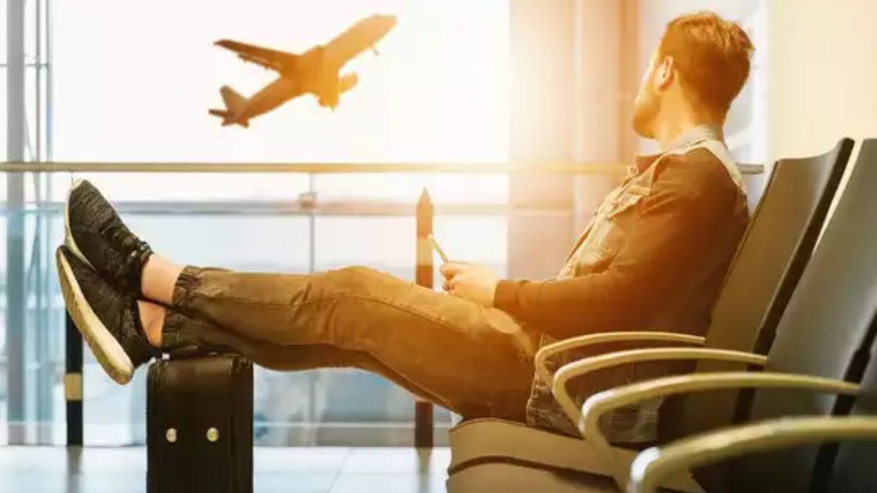 RBIના નિયમ પ્રમાણે, ભારતનો કોઈ વ્યક્તિ જે ભારતની બહાર કામચલાઉ પ્રવાસ પર ગયો હોય તે ભારતની બહારના કોઈપણ સ્થળેથી (નેપાળ અને ભૂતાન સિવાય) ભારત પરત ફરતી વખતે રૂપિયા 25,000થી વધુ લાવી શકતો નથી.