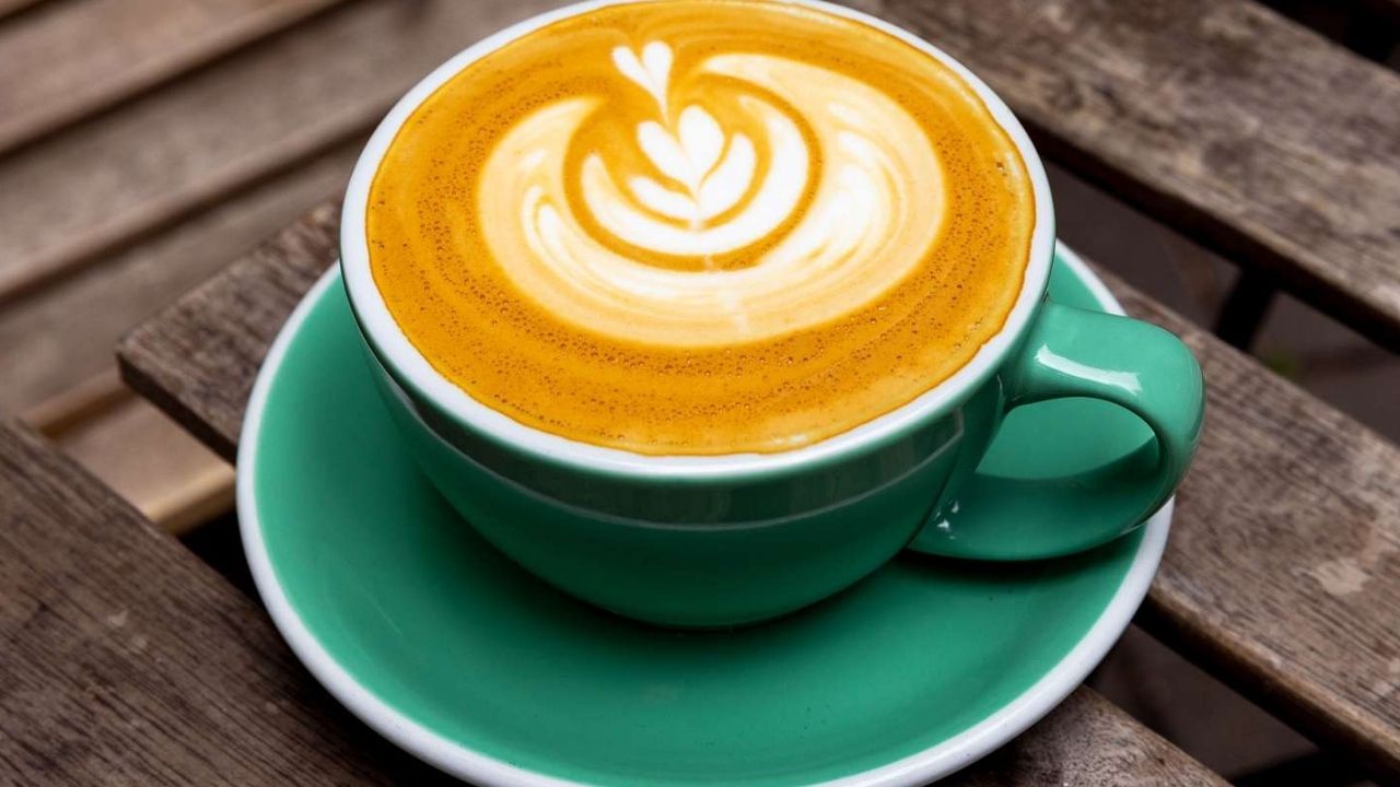 5.Latte : લાતે, એ ઇટાલિયન કોફી છે જે ઉકાળેલા દૂધ અને એસ્પ્રેસોમાંથી બનાવવામાં આવે છે. તે હલકી ક્રીમી વાળી હોય છે.