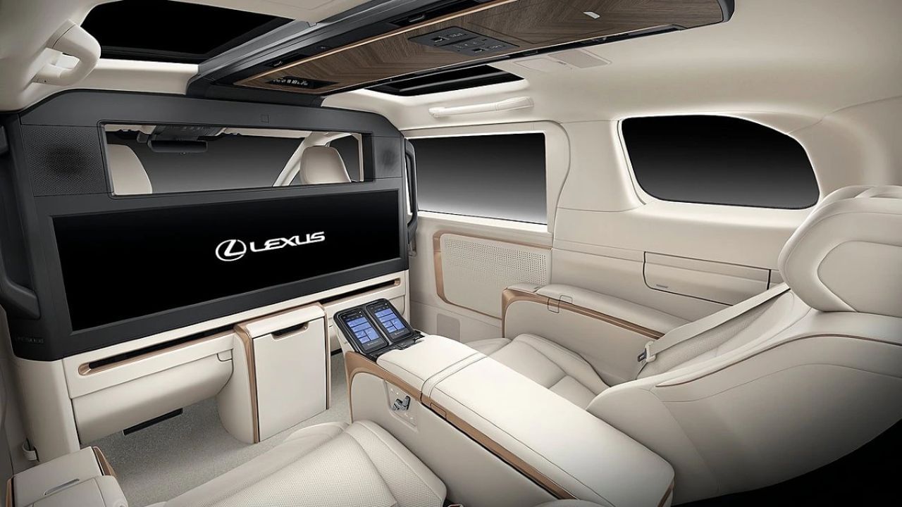 Lexus LM 350Hની કેબિનમાં 48-ઇંચનું વિશાળ ટેલિવિઝન, 23 સ્પીકર્સ સાથે સરાઉન્ડ સાઉન્ડ સિસ્ટમ અને પિલો સ્ટાઇલ હેડરેસ્ટ છે. કંપનીએ મુસાફરોની સુવિધાનું સંપૂર્ણ ધ્યાન રાખ્યું છે. આ ઉપરાંત નાનું ફ્રિજ, ફોલ્ડેબલ ટેબલ, વાયરલેસ ફોન ચાર્જર, પુસ્તકો વાંચવા માટે રીડિંગ લાઇટ વગેરે, વેનિટી મિરર વગેરે જેવી સુવિધાઓ આપી છે.