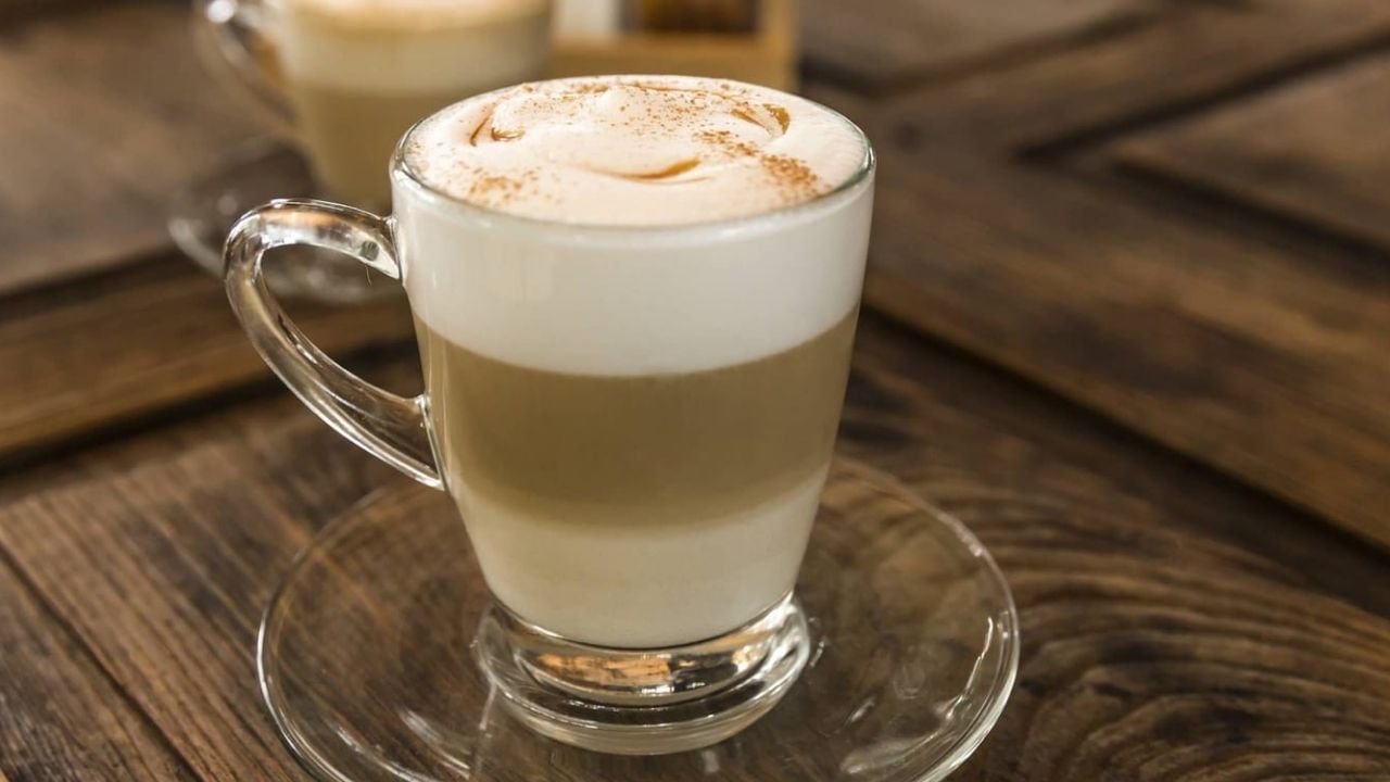 3.Macchiato : મેકિઆટો બનાવવા માટે પાણી, મિલ્ક ફોમ અને એસ્પ્રેસોનો ઉપયોગ થાય છે. તેને બનાવવા માટે કોફી બેઝને પાણીમાં મિશ્રિત કરવામાં આવે છે અને ટોપ પર દૂધનું ફોમ ઉમેરવામાં આવે છે.