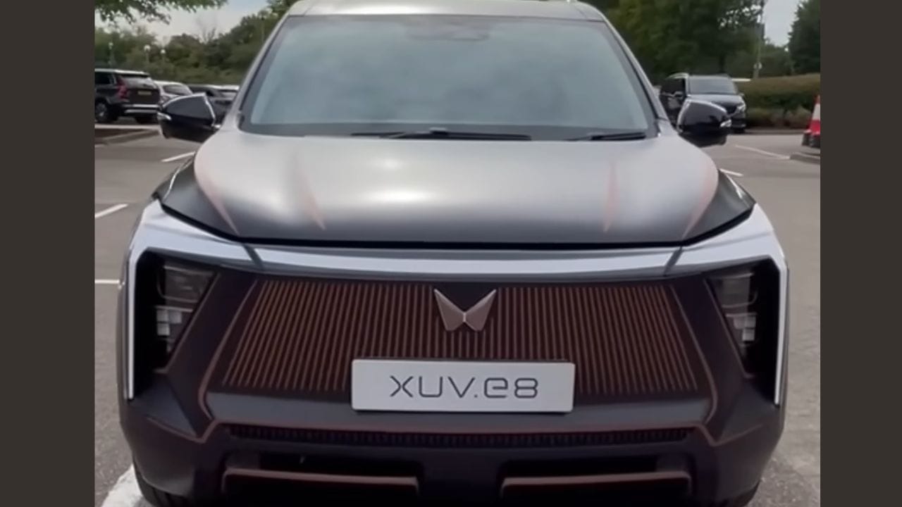 Mahindra XUV.e8- મહિન્દ્રા XUV.e8ને 2024ના અંત સુધીમાં લોન્ચ કરવામાં આવશે. કંપનીના જણાવ્યા અનુસાર, ઇલેક્ટ્રિક વાહન 80 kWh બેટરી પેકમાંથી પાવર મેળવશે, જે 227-345 bhpની રેન્જમાં પાવર આઉટપુટ જનરેટ કરશે.આ સિવાય તેમાં સિંગલ અને પછી ડ્યુઅલ મોટર સેટઅપનો ઉપયોગ કરવામાં આવશે, જે ટુ-વ્હીલ ડ્રાઇવ અને ઓલ-વ્હીલ ડ્રાઇવ બંને કન્ફિગરેશનમાં ઉપલબ્ધ હશે.XUV.e8 નું ટેસ્ટ મોડલ ભારતમાં ઘણી વખત જોવામાં આવ્યું છે, જેના પરથી તેની ડિઝાઇનનું અનુમાન પણ કરી શકાય છે. આમાં સ્ટેક્ડ LED હેડલેમ્પ્સનો નવો સેટ અને વિશાળ LED DRL સાથે એલોય વ્હીલ્સ માટે નવી ડિઝાઇનનો સમાવેશ થાય છે.