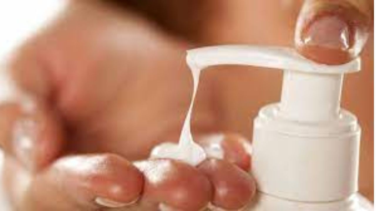 જ્યારે ત્વચા શુષ્ક થઈ જાય છે, ત્યારે લોકો વધુ પડતી ક્રીમ લગાવે છે. પરંતુ ઉનાળામાં મોઈશ્ચરાઈઝરનો ઉપયોગ ઓછી માત્રામાં જ કરવો જોઈએ. વધુ પડતું મોઈશ્ચરાઈઝર લગાવવાથી છિદ્રો બંધ થઈ શકે છે અને ખીલની સમસ્યા થઈ શકે છે.