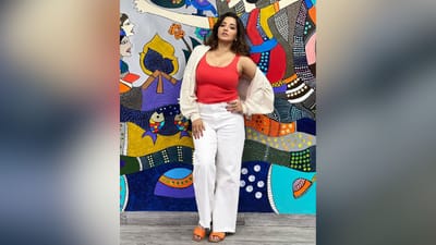 આ તસવીરોમાં મોનાલિસા કેમેરાની સામે સૌથી હોટ પોઝ આપતી જોવા મળી રહી છે. (Image: Instagram)