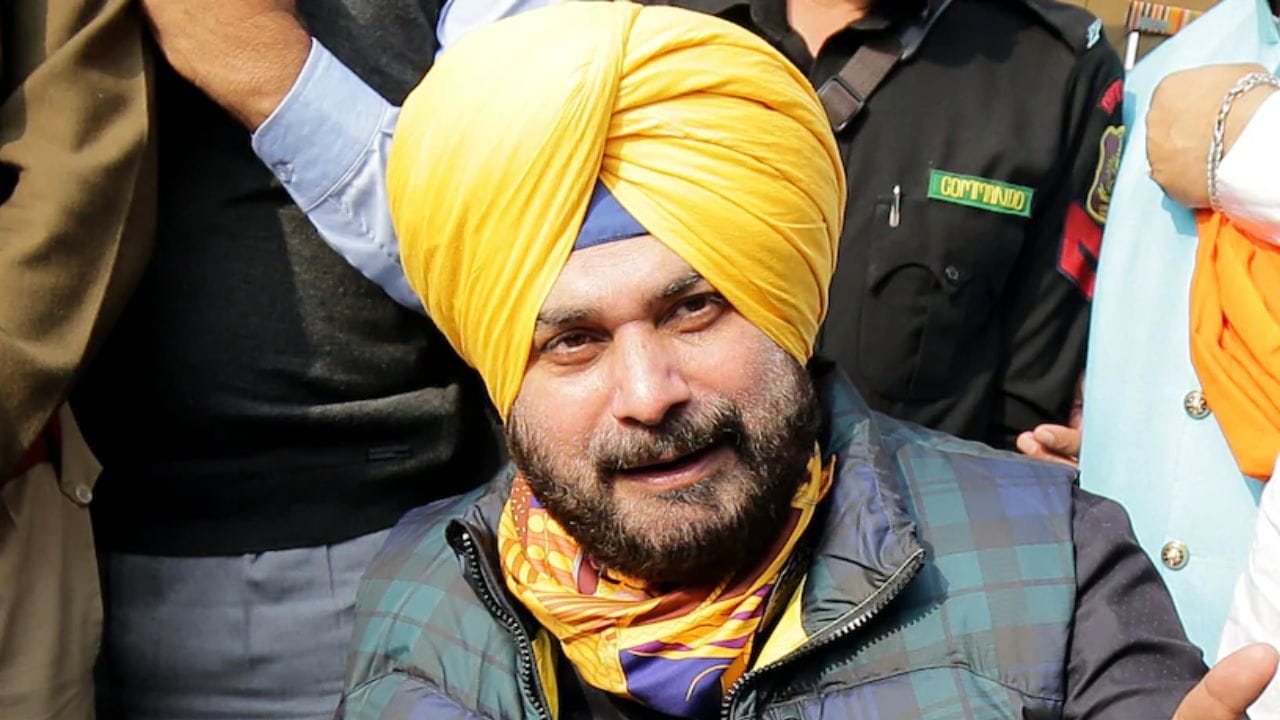 પંજાબ કોંગ્રેસ સંગઠન દ્વારા નવજોત સિંહ સિદ્ધુ સામે શિસ્તભંગની કાર્યવાહીનો મામલો પણ ઉઠાવવામાં આવ્યો હતો. કોંગ્રેસ હાઈકમાન્ડને પત્ર પણ લખવામાં આવ્યો હતો. નવજોત સિંહ સિદ્ધુએ X પર કાવ્યાત્મક રીતે તે અહેવાલનો જવાબ આપ્યો હતો. સિદ્ધુએ પોતાની પોસ્ટમાં લખ્યું હતું કે હું ઘણીવાર મારી વિરુદ્ધની વાતોને ચૂપચાપ સાંભળું છું. મેં સમયને જવાબ આપવાનો અધિકાર આપ્યો છે.