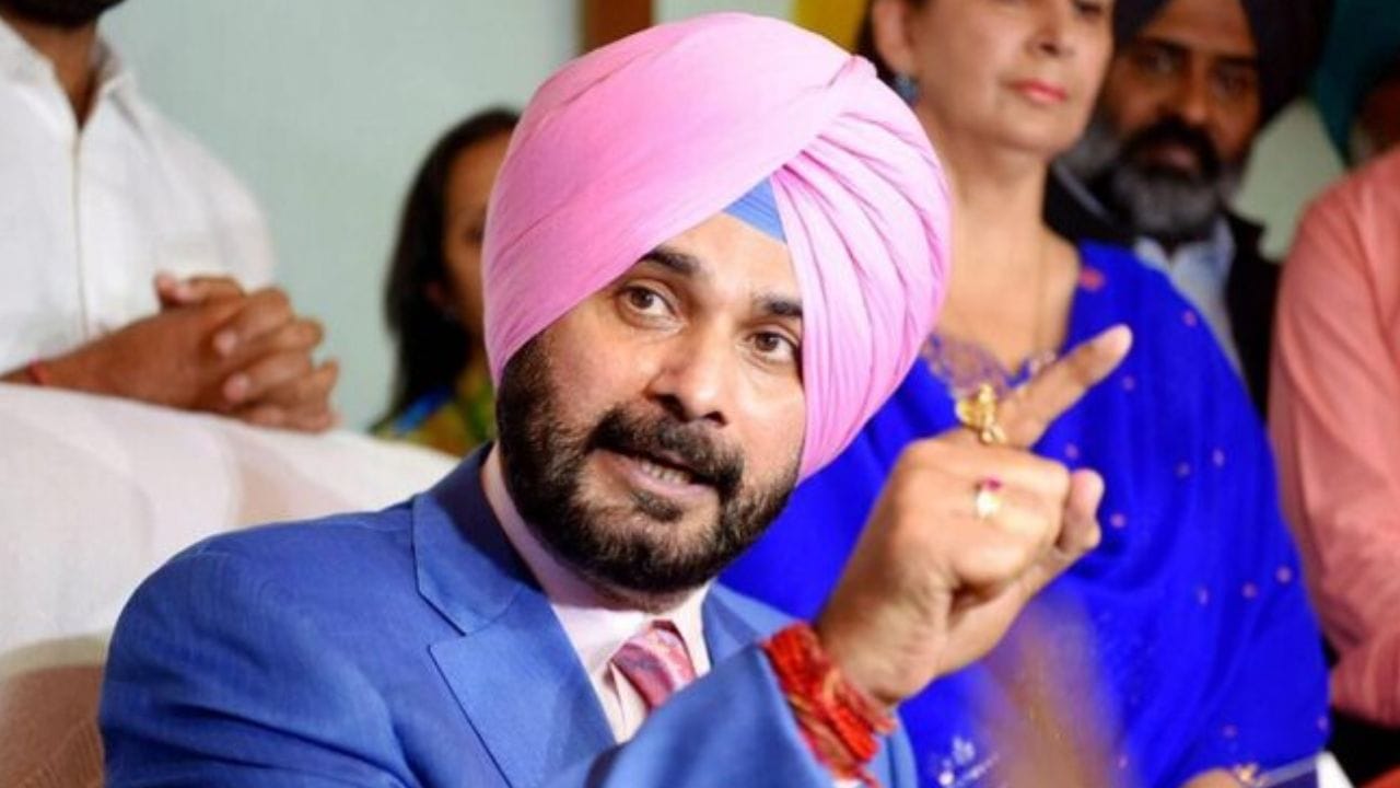 વાસ્તવમાં, 1 ફેબ્રુઆરીએ, પંજાબ રાજ્ય ચૂંટણી સમિતિના સભ્ય હોવા છતાં, સિદ્ધુ રાજ્ય કોંગ્રેસના પ્રભારી દેવેન્દ્ર યાદવ દ્વારા બોલાવવામાં આવેલી ચૂંટણી સમિતિની બેઠકમાં આવ્યા ન હતા અને તેની સમાંતર બીજી બેઠક બોલાવી હતી, જેમાં તેણે ત્રણ લોકોને આમંત્રણ પણ આપ્યું હતું.