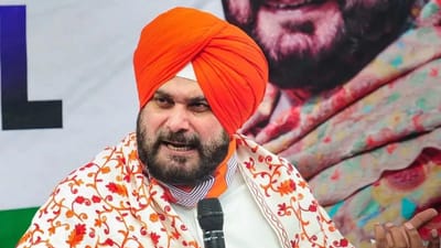 કોંગ્રેસના નેતા અને પૂર્વ ક્રિકેટર નવજોત સિંહ સિદ્ધુ આગામી લોકસભા ચૂંટણીથી દૂર રહી શકે છે. ત્યારે લોકસભાથી દૂરી બનાવી ઈન્ડિયન પ્રીમિયર લીગ (IPL)માં કોમેન્ટ્રી કરતા જોવા મળશે. મળતી માહિતી મુજબ IPLમાં કોમેન્ટ્રીના લીધે ચૂંટણીથી દૂર રહી શકે છે કે ચૂંટણીથી દૂર રહેવું છે આથી IPLમાં કોમેન્ટ્રી કરવાના છે તે તો હવે સિદ્ધુ જ જાણે. સ્ટાર સ્પોર્ટ્સે X પર સિદ્ધુ વિશે પોસ્ટ કર્યું છે. સિદ્ધુ વિશે માહિતી આપતા સ્ટાર સ્પોર્ટ્સે લખ્યું, મહાન નવજોત સિંહ સિદ્ધુ અમારી સ્ટારકાસ્ટ સાથે જોડાયા છે. IPL-2024 22 માર્ચથી શરૂ થઈ રહી છે.