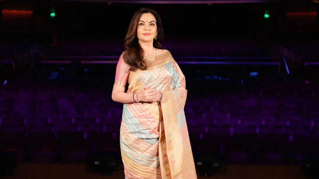 The secret to Nita Ambani's fit figure is exercise.  If reports are to be believed, she never misses a gym session.  Along with this, Mrs. Ambani also does yoga and swimming.  With the help of which it helps them to tone the figure.  She also loves dancing and is a trained Bharatanatyam dancer which helps in maintaining body mobility.