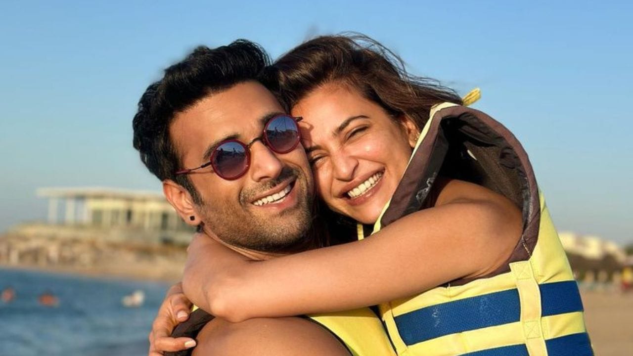  મીડિયા રીપોર્ટસ અનુસાર કૃતિ અને પુલકિત જે બંન્ને દિલ્હીમાં માનેસરમાં ITC ગ્રાન્ડમાં લગ્નનું આયોજન કર્યું છે. દિલ્હીમાં આ બંન્નેના લગ્નના ફંક્શન શરુ થઈ ચૂક્યા છે. તો ચાલો આજે આપણે જાણીએ કે, આ કપલમાં કોની પાસે કેટલી સંપત્તિ છે.