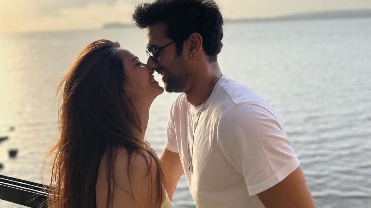 ફુકરે અભિનેતા પુલકિત સમ્રાટની વાત કરીએ તો તેમણે ટીવીથી પોતાના કરિયરની શરુઆત કરી હતી. પહેલી વખત ક્યોંકી સાસ ભી કભી બહુથીમાં જોવા મળ્યો હતો. ત્યારબાદ તે બોલિવુડમાં કામ કરવાનું શરુ કર્યું.