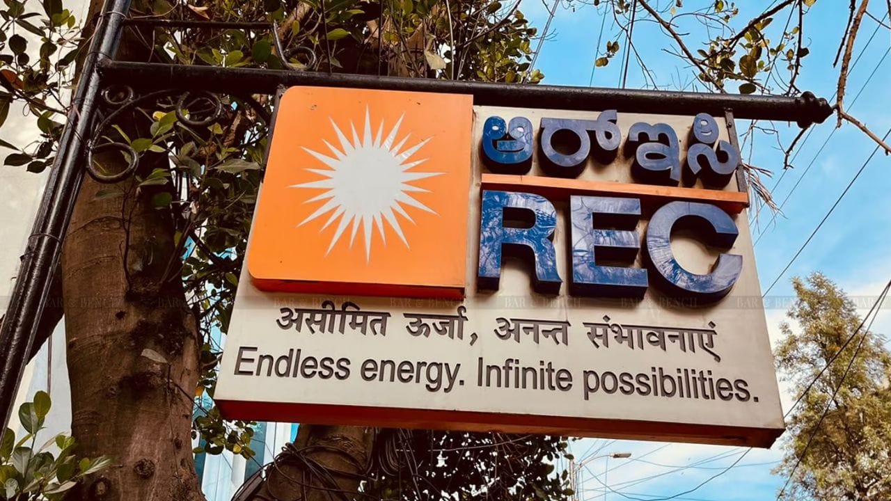 REC લિમિટેડે નાણાકીય વર્ષ 2023-24 માટે 4.5 રૂપિયા પ્રતિ શેરનું ત્રીજું વચગાળાનું ડિવિડન્ડ જાહેર કર્યું છે. શેરની ફેસ વેલ્યુ 10 રૂપિયા છે. આ રીતે રોકાણકારોને વચગાળાના ડિવિડન્ડમાંથી શેર દીઠ 45 ટકા નફો મળશે. ડિવિડન્ડ ચુકવણી માટેની રેકોર્ડ ડેટ 28 માર્ચ 2024 છે. ડિવિડન્ડ 17 એપ્રિલ, 2024 ના રોજ અથવા તે પહેલાં ચૂકવવામાં આવશે.