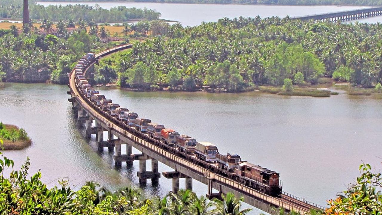 RO RO ટ્રેન એટલે કે રોલ ઓન/રોલ ઓફ ટ્રેન રેલવે ટ્રેક પર સેંકડો ટ્રકોને લઈને મુસાફરી કરે છે. આ ટ્રેન કોંકણ રેલવે દ્વારા શરૂ કરવામાં આવી હતી.