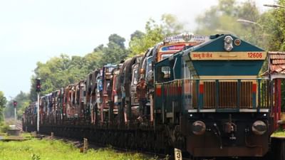 અત્યાર સુધી તમે રેલવે ટ્રેક પર માલસામાન વહન કરતી માલગાડીઓ જોઈ હશે. પરંતુ શું તમે ક્યારેય કોઈ માલગાડીને મોટી ટ્રકો ભરેલી જોઈ છે ? આજે અમે જે માલગાડીની વાત કરી રહ્યા છીએ તે એક-બે નહીં પરંતુ સેંકડો ટ્રકો સાથે મુસાફરી કરે છે.