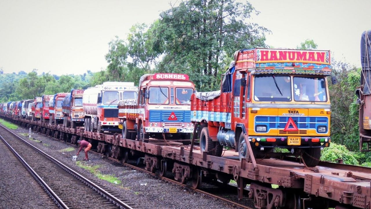 કોંકણ રેલવેએ વર્ષ 1999માં રો-રો સેવા શરૂ કરી હતી. ટ્રક ચાલકોનો સમય અને નાણાં બંનેની બચત થાય તે માટે આ સેવા શરૂ કરવામાં આવી હતી.