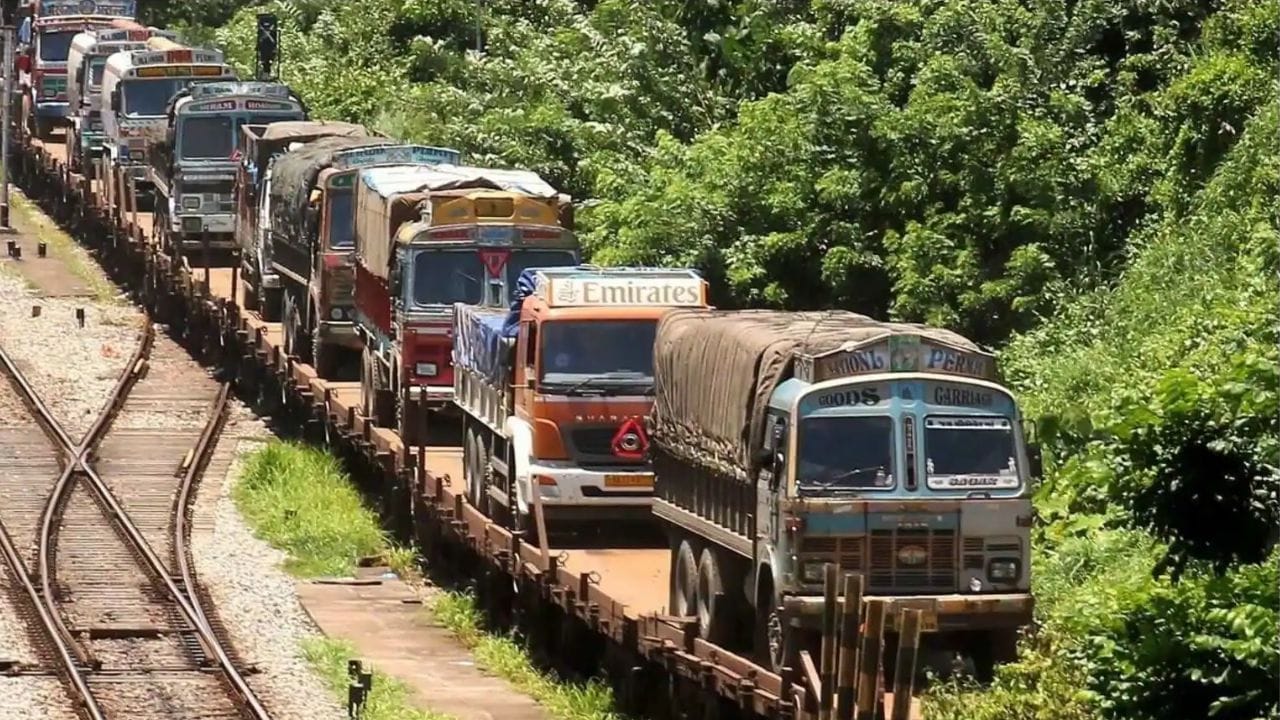 આ ટ્રેનમાં ટ્રક લઈ જવા માટેનું ભાડું ઘણું સસ્તું છે. કોંકણ રેલવેના જણાવ્યા અનુસાર, આમાં અકસ્માતનું જોખમ નથી. આમાં ટ્રકોને ટ્રેકથી 3.425 મીટર ઉપર ફ્લેટ સપાટી પર રાખવામાં આવે છે. (Image - Social Media)