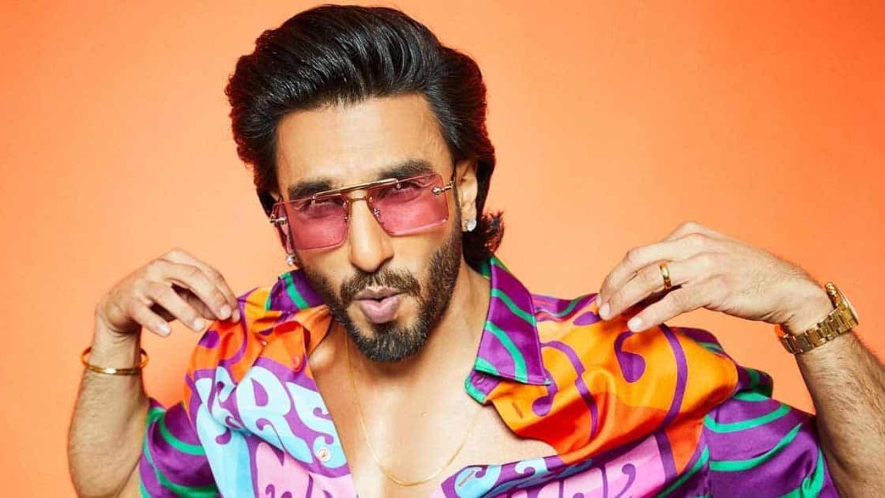 Thus, Ranveer Singh will do Aditya Dhar's film first in April-May this year.  After this, he will start 'Don 3' in August-September, followed by Ranveer Singh's 'Shaktiman' in May-June next year.  Amidst all this, he will also complete the rest of his upcoming film 'Singham Again'.  It is believed that the paper work of Aditya Dhar's film will be completed soon and the name will also be finalized and it will be officially announced.