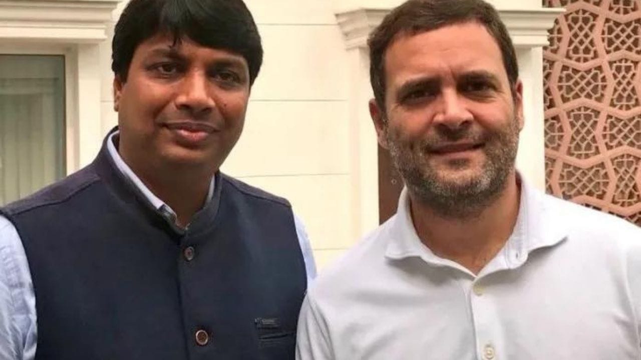 કોણ છે રોહન ગુપ્તા ? : રોહન ગુપ્તાની ઉંમર 48 વર્ષ છે અને તે કોંગ્રેસ સાથે ઘણા સમયથી જોડાયેલા છે. તે કોંગ્રેસનો જાણીતો ચહેરો છે. તેમણે  બિઝનેસ એડમિનિસ્ટ્રેશનનો અભ્યાસ કરેલો છે. કોંગ્રેસમાં તે સોશિયલ મીડિયા હેડ તરીકેની જવાબદારી નિભાવી ચુકેલા છે.