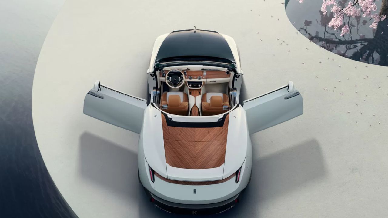 આ અલ્ટ્રા-કસ્ટમાઇઝ્ડ કારના આકર્ષક દેખાવ અને પ્રીમિયમ ફીચર્સ પણ તેના નામને યોગ્ય ઠેરવે છે. Rolls-Royce Arcadia Droptailમાં 2 દરવાજા છે અને માત્ર 2 સીટ જ છે. એટલે કે બે લોકો જ બેસી શકશે.