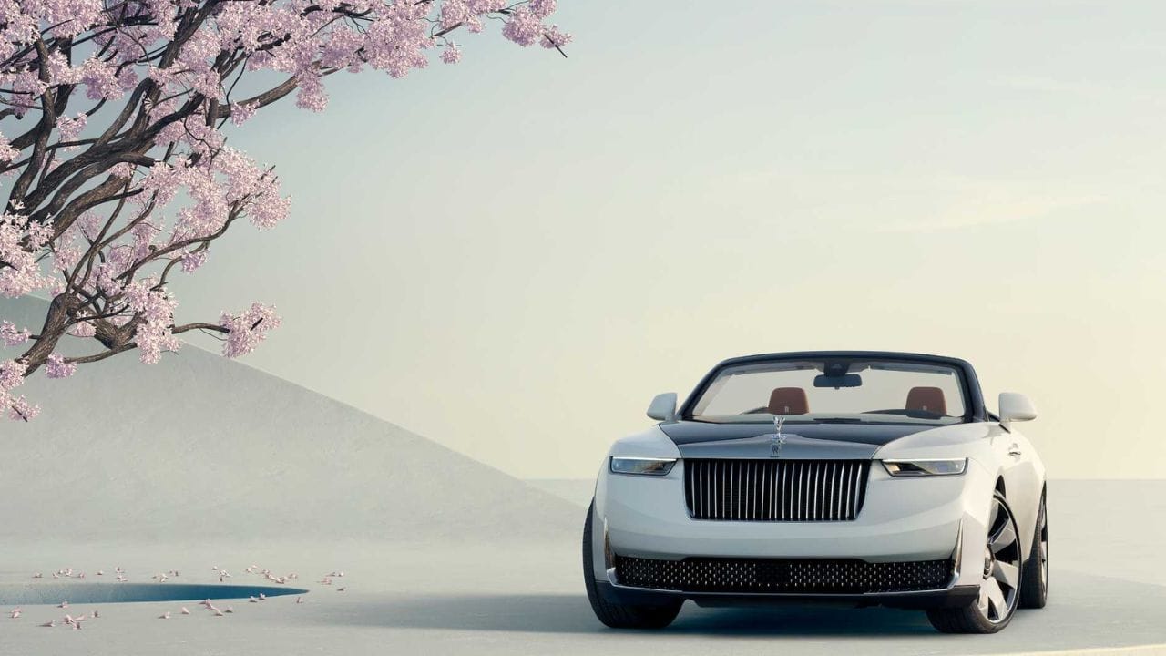 રોલ્સ-રોયસ Arcadia Droptailમાં 6.75-લિટર ટ્વીન-ટર્બોચાર્જ્ડ V12 પેટ્રોલ એન્જિન છે, જે 593 bhp પાવર અને 840 Nm ટોર્ક ઉત્પન્ન કરે છે. આ એન્જિન લગભગ 5 સેકન્ડમાં 0-100 કિમી/કલાકની ઝડપ પકડી શકે છે. હાલમાં ભારતીય બજારમાં તેના આગમન વિશે કોઈ જાહેરાત કરાઈ નથી. (Image - Rolls Royce)