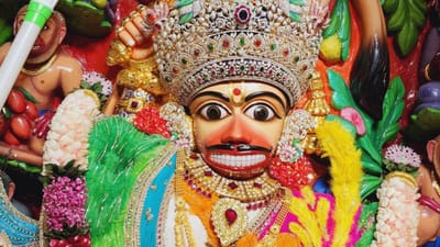 સુપ્રસિદ્ધ યાત્રાધામ સાળંગપુર ખાતે શ્રીકષ્ટભંજનદેવ હનુમાનજી મંદિરમાં રંગોત્સવની ધામધૂમથી ઉજવણી કરવામાં આવી. દાદાને હોળી (પૂર્ણિમા)ના દિવસે વિશેષ શણગાર કરવામાં આવ્યો હતો. દાદાને રંગ પણ ધરાવવામાં આવ્યા હતા.
