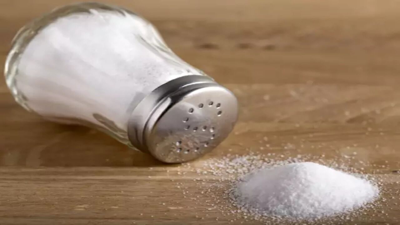 મીઠામાં સોડિયમ અને ક્લોરાઇડ હોય છે. આ બંને ઇલેક્ટ્રોલાઇટ્સ છે જે ઘણા કાર્યો કરે છે. મીઠું ન ખાવાથી કે મીઠું ઓછું ખાવાથી પણ લોહીમાં સોડિયમની માત્રા ઘટી જાય છે, જે ખતરનાક સાબિત થઈ શકે છે.