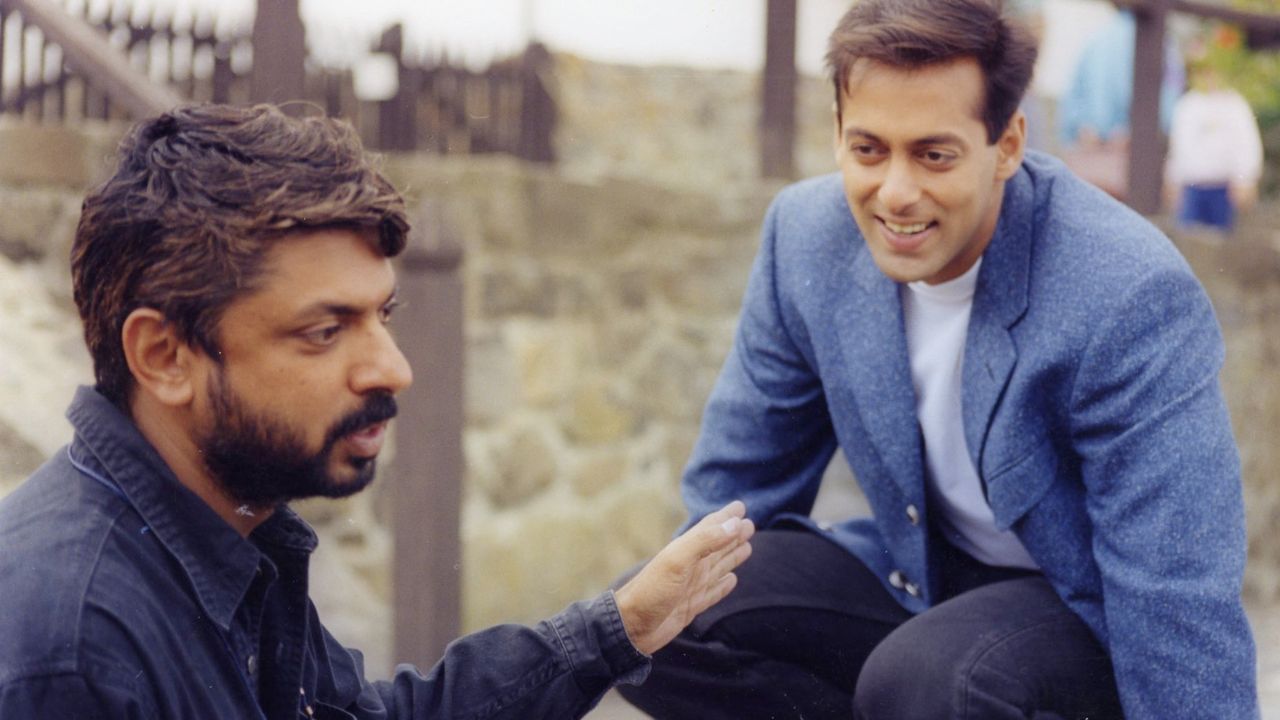 સંજય ભણસાલીએ વિધુ વિનોદ ચોપરા સાથે આસિસ્ટન્ટ ડિરેક્ટર તરીકે પોતાની કારકિર્દીની શરૂઆત કરી હતી. ભણસાલીએ પરિંદા અને 1942: અ લવ સ્ટોરી જેવી ફિલ્મો કરી હતી. આ ફિલ્મને બનાવવામાં 50 કરોડ રૂપિયાનો ખર્ચ થયો હતો અને તેણે લગભગ 100 કરોડ રૂપિયાનો બિઝનેસ કર્યો હતો. તે વર્ષે ફિલ્મે 5 નેશનલ એવોર્ડ અને 10 ફિલ્મફેર એવોર્ડ જીત્યા હતા.  