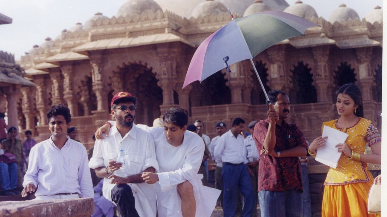  સંજય લીલા ભંસાલીએ પોતાની માતાને શ્રદ્ધાંજલિ આપવા માટે પોતાના નામમાં લીલા લખવાનું શરુ કર્યું હતુ. તેમની 2018માં આવેલી પદ્માવત ફિલમનું નિર્દેશન કર્યું હતુ જેના પર ખુબ વિવાદ થયો હતો.તેમની ફિલ્મો તમને એક અલગ જ દુનિયામાં લઈ જાય છે. ખાસ વાત એ છે કે તેની દરેક ફિલ્મમાં એક સ્ત્રી પાત્ર છે જેનો એક અલગ શેડ છે.  સંજય લીલા ભણસાલીએ આવા પાત્રોને લોકોની સામે પણ લાવ્યા છે.