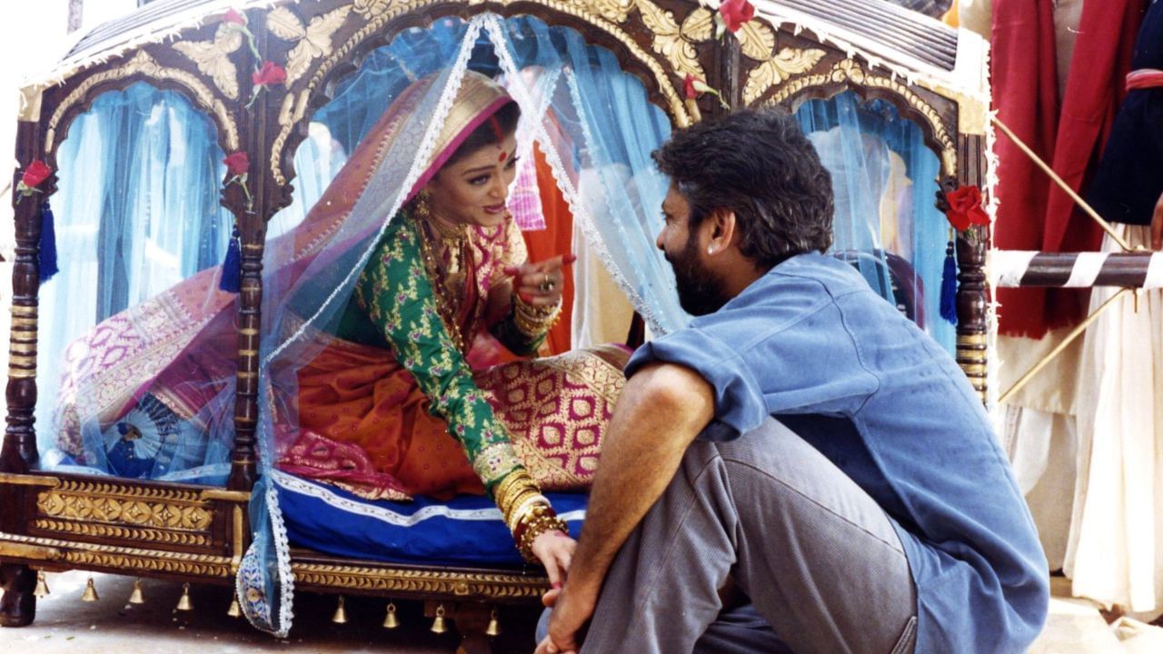 24 ફેબ્રુઆરીના રોજ એક ગુજરાતી પરિવારમાં સંજય લીલા ભણસાલીનો જન્મ થયો હતો. આજના સમયમાં સૌથી સફળ નિર્દેશકોમાં તેમની ગણતરી થાય છે. હામ દિલ દે ચુકે સનમ, દેવદાસ , બ્લેક જેવી અનેક સુપર હિટ ફિલ્મો માટે સંજય લીલા ભંસાલીનું નામ લેવામાં આવે છે.