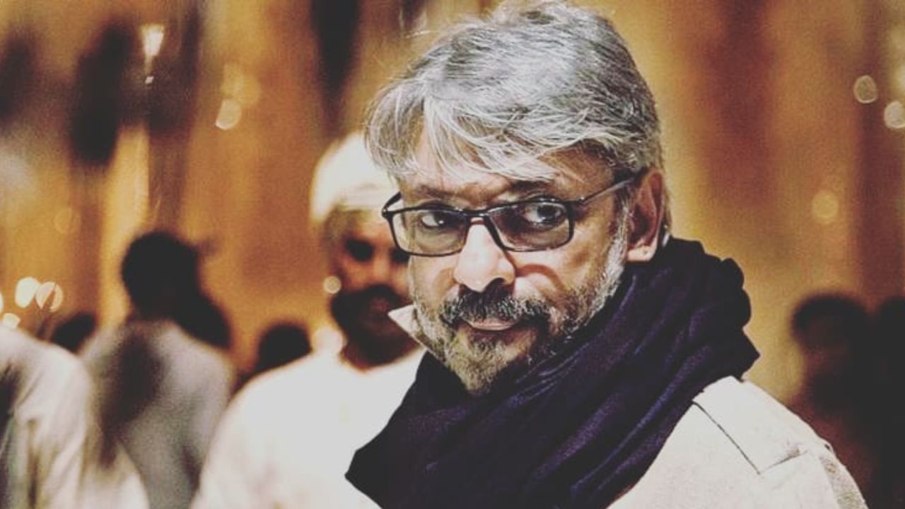 સંજય લીલા ભણસાલીના પિતા એક પ્રોડ્યુસર હતા પરંતુ તે બોલિવુડમાં સફળ ન રહ્યા. ત્યારબાદ પરિવારની જવાબદારી માતા પર આવી હતી. તેમની માતા પણ ગુજરાતી રંગમંચ પર નૃત્ય કરી પોતાના પરિવારનું ભરણપોષણ કરતી હતી. પોતાની માતાને અનોખી રીતે ઋણ ચુકવ્યું છે.