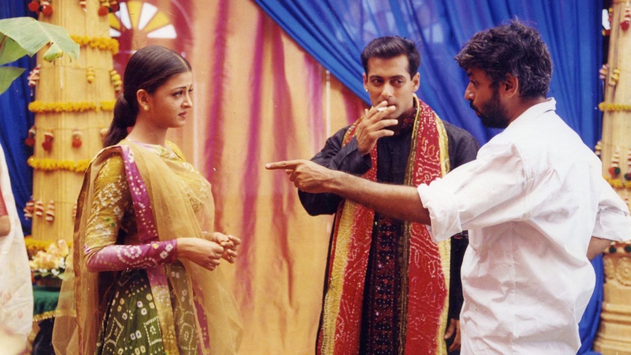 સંજય લીલા ભણસાલી ડાયરેક્ટર, પ્રોડ્યુસર, સ્ક્રીન રાઈટર અને સંગીત નિર્દેશક છે. ડિરેક્ટર સંજય લીલા ભણસાલી પાસે મુંબઈના વર્સોવામાં એક આલીશાન બંગલો છે, જ્યાં તેઓ તેમના પરિવાર સાથે રહે છે. આ બંગલાનું ઈન્ટિરિયર એકદમ અદભૂત છે.