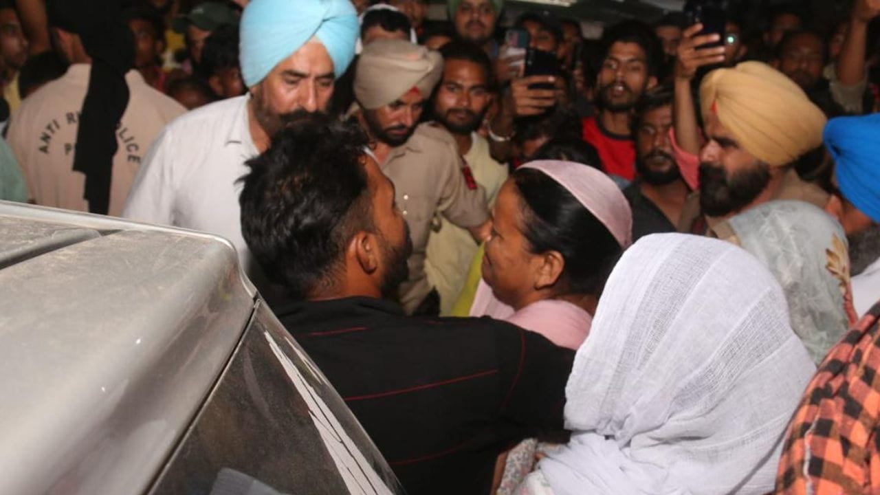 સિદ્ધુ મુસેવાલાની હત્યાની જવાબદારી ગેંગસ્ટર લોરેન્સ બિશ્નોઈ અને ગોલ્ડી બરાડે લીધી હતી. ગાયક દુનિયાને 2 વર્ષથી અલવિદા કહી ચૂક્યો છે પરંતુ તેના ચાહકોના દિલમાં આજે પણ સિદ્ધુ મુસેવાલા જીવતો છે.