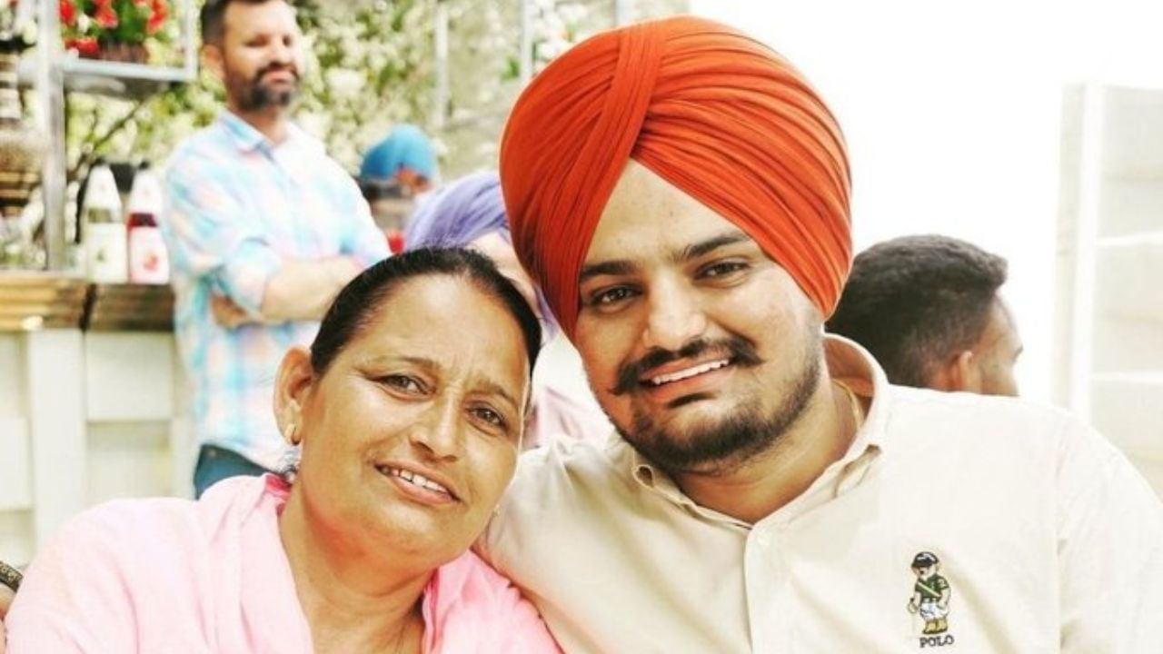   સિદ્ધુ મુસેવાલાનું સાચું નામ શુભદીપ સિંહ સિદ્ધુ હતુ. સિદ્ધુ મુસેવાલાનો જન્મ 11 જૂન 1993ના રોજ માનસાના મૂસા ગામમાં ચરણ કૌર અને બલકૌર સિંહને ત્યાં થયો હતો. નાની ઉંમરે સિદ્ધુ મુસેવાલાએ પોતાનું નામ કમાય લીધું હતુ.