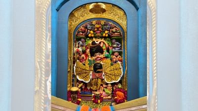 આજે મહાશિવરાત્રિનો મહાપર્વ છે, ત્યારે મહાશિવરાત્રિ નિમિત્તે સાળંગપુરમાં કષ્ટભંજનદેવ હનુમાનજીને વિશેષ શણગાર કરવામાં આવ્યો છે. 
