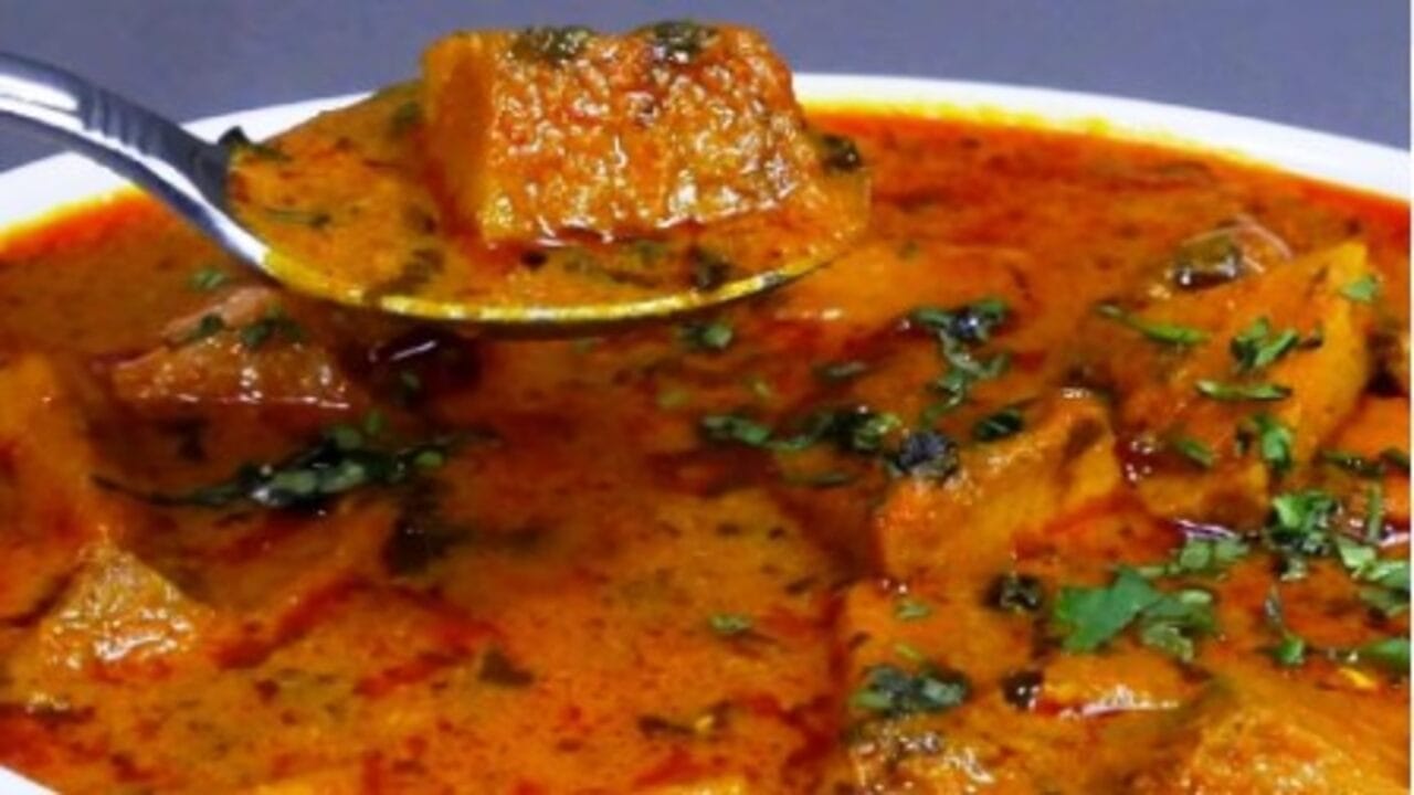 સુરણના શાકનું સેવન પાઈલ્સ માટે ખૂબ જ ફાયદાકારક સાબિત થઈ શકે છે. આયુર્વેદમાં પણ આ શાકભાજીના ઘણા ફાયદાઓ વર્ણવવામાં આવ્યા છે. પેટમાં દુખાવો, કબજિયાત અને લીવર સંબંધિત સમસ્યાઓમાં રાહત મેળવવા માટે આ શાકભાજીનું સેવન કરી શકાય છે. તમને જણાવી દઈએ કે સુરણ જમીનમાં ઉગે છે અને તેને ખોદીને બહાર કાઢવામાં આવે છે. સુરણમાં આવા ઘણા પોષક તત્વો મળી આવે છે જે પાચનક્રિયાને સુધારવામાં પણ મદદ કરે છે. આ સાથે, તે પાચનને સુધારવામાં પણ મદદ કરી શકે છે.