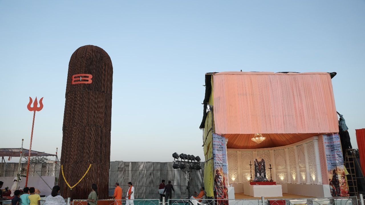 આ શિવલિંગ દક્ષિણ ગુજરાતનું સૌથી ઊંચું મહાકાલ રુદ્રાક્ષ શિવલિંગ હોવાનું માનવામાં આવી રહ્યું છે. આ શિવલિંગ 1.25 લાખ રુદ્રાક્ષમાંથી બનાવવામાં આવ્યું છે. જેને બનાવવા માટે 25 જેટલા કારીગરો નેપાળથી આવ્યા હતા. 