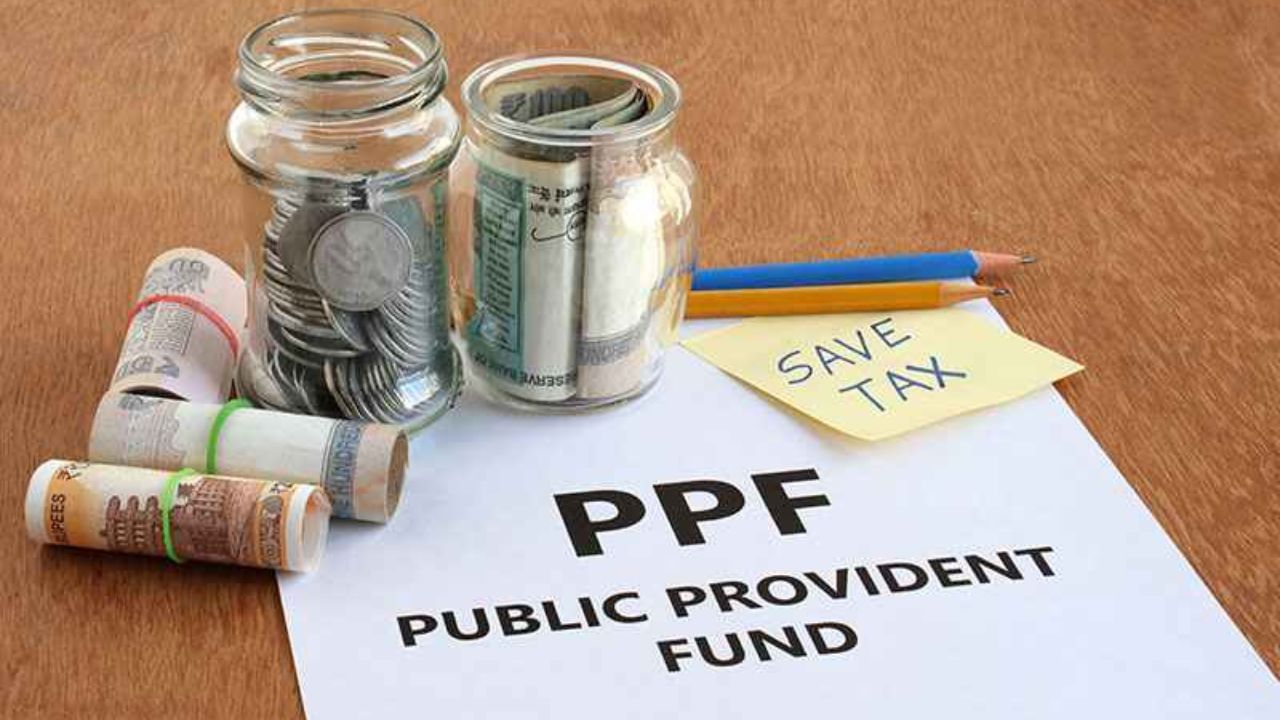 પબ્લિક પ્રોવિડન્ટ ફંડ (PPF): લોકપ્રિય ટેક્સ બચત વિકલ્પ અને લાંબા ગાળાના રોકાણનો વિકલ્પ PPF છે. પબ્લિક પ્રોવિડન્ટ ફંડ (PPF)માં નાણાં જમા કરીને, તમે આવકવેરાની કલમ 80C હેઠળ રૂ. 1.5 લાખ સુધીનો ટેક્સ બચાવી શકો છો. તમે આ સ્કીમમાં દર વર્ષે 1.5 લાખ રૂપિયા સુધીનું રોકાણ કરી શકો છો અને 7.1 ટકા વ્યાજ મેળવી શકો છો. આ યોજનામાં પાકતી મુદત 15 વર્ષ છે અને તેને 5 વર્ષ સુધી વધારી શકાય છે.