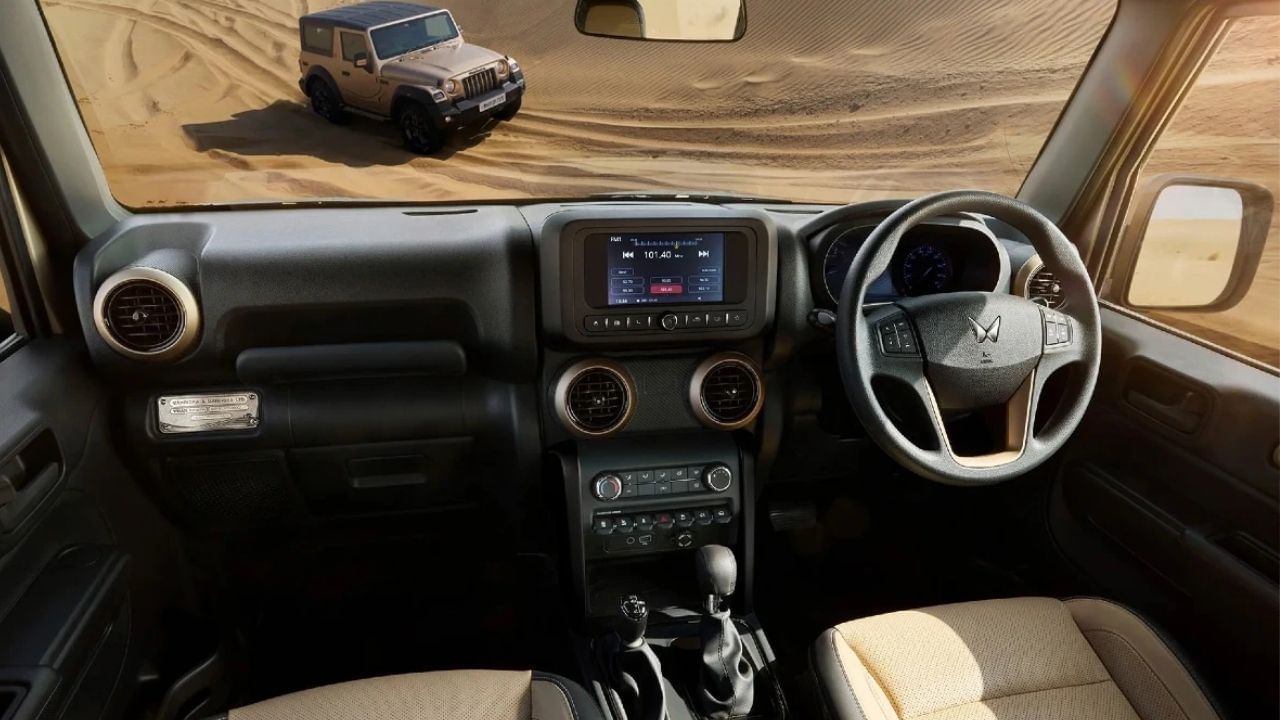 બાકીની થાર કરતાં અર્થ એડિશનમાં કસ્ટમાઈઝ્ડ ફ્રન્ટ અને રીઅર આર્મરેસ્ટ સાથે 7D ફ્લોર મેટ્સ અને કમ્ફર્ટ કીટ જેવી એક્સેસરીઝ પણ ઓફર કરવામાં આવી રહી છે. (Image : Mahindra)