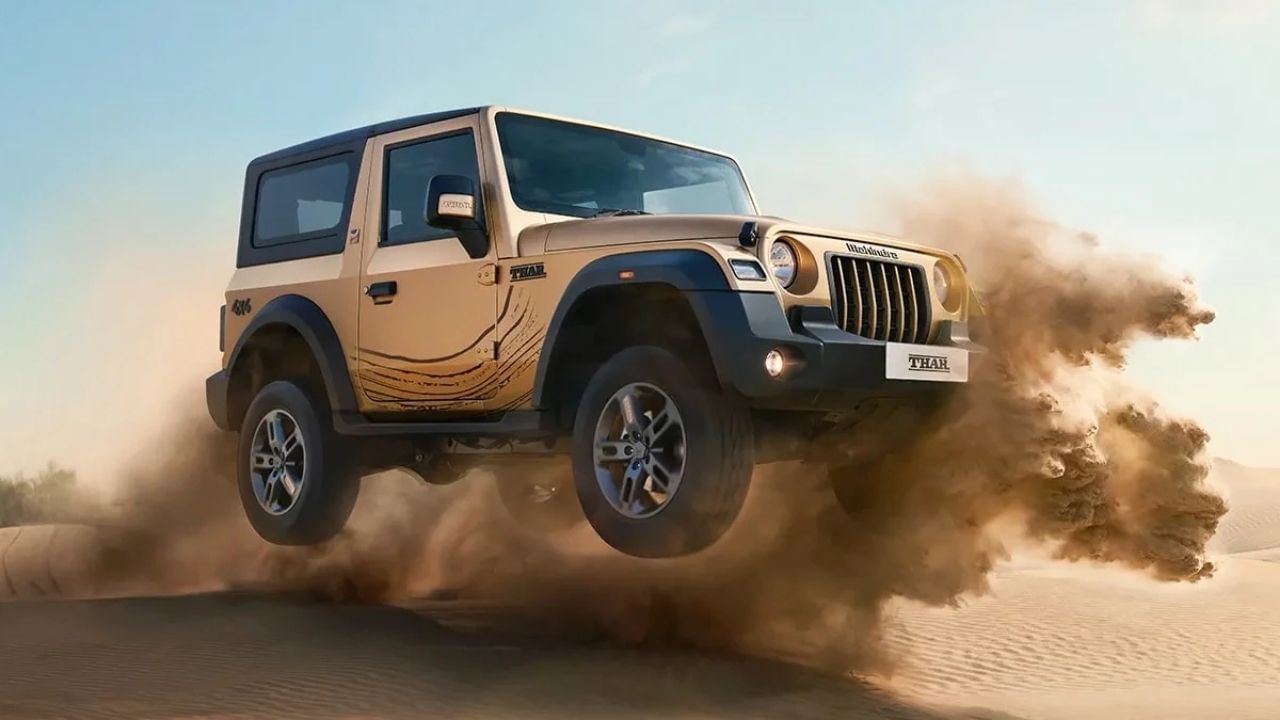 મહિન્દ્રા થાર સ્પેશિયલ એડિશન મૂળભૂત રીતે 'LX' પર આધારિત છે, પરંતુ તેની કિંમત તેનાથી લગભગ 40,000 રૂપિયા વધુ છે. થાર ડીઝલ અને પેટ્રોલ એન્જિન વિકલ્પો તેમજ મેન્યુઅલ અને ઓટોમેટિક બંને ટ્રાન્સમિશન સાથે આવે છે. 