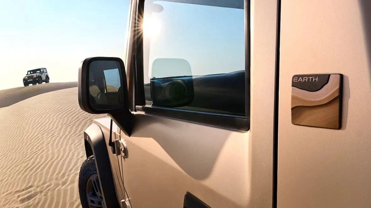 આ ઉપરાંત ડેઝર્ટ ફ્યુરી ઇન્સર્ટ સાથે બહારના રિયર વ્યૂ મિરર્સ, બોડી કલર્ડ ગ્રિલ્સ, થાર બ્રાન્ડિંગ ઇન્સર્ટ સાથે એલોય વ્હીલ્સ, મેટ બ્લેક મહિન્દ્રા જેવા ફીચર્સ મળે છે.