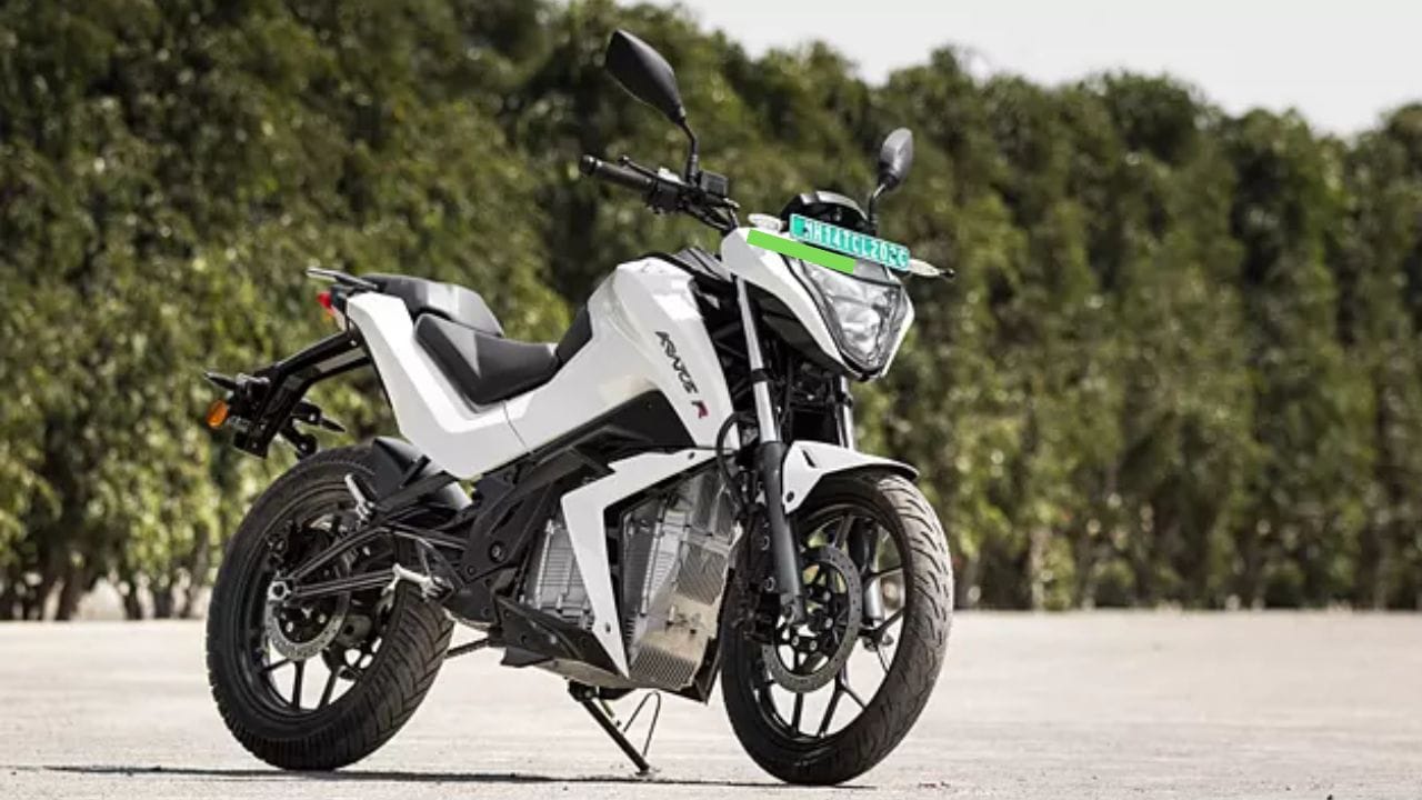 Kratos R Eco Plus રાઈડ મોડમાં ફુલ ચાર્જ થવા પર 150 કિલોમીટરનું અંતર કાપે છે. ઈકો મોડમાં તેની રેન્જ 120 કિલોમીટર છે. તે 9 kWh બેટરી પેકનો પાવર મેળવે છે, અને તેની ટોપ સ્પીડ 105 કિમી પ્રતિ કલાક છે. તેમાં સિટી, સ્પોર્ટ્સ અને રિવર્સ મોડ્સ પણ આપવામાં આવ્યા છે.