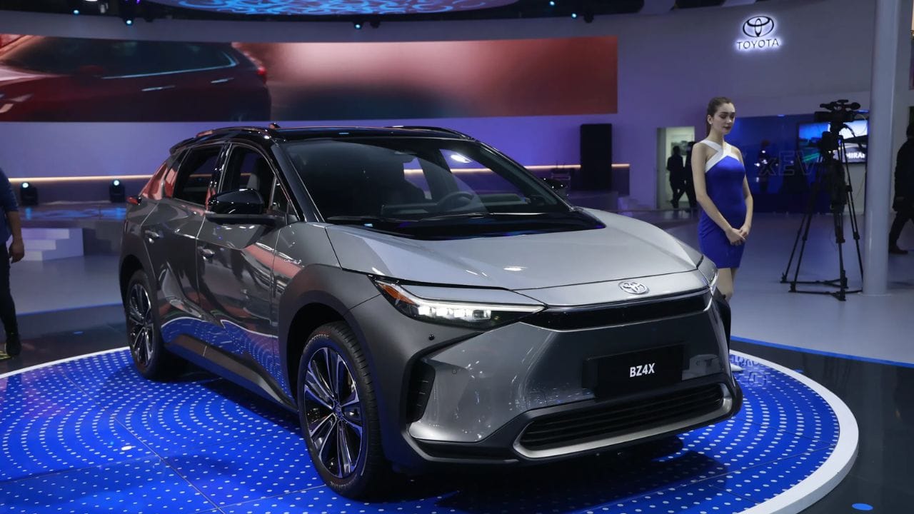 આ ઇલેક્ટ્રિક કાર બે બેટરી પેક વિકલ્પોમાં આવી શકે છે. આમાંથી એક 60 kWh બેટરી પેક વિકલ્પ હશે જે સંપૂર્ણ ચાર્જ પર 550 કિલોમીટર સુધીની રેન્જ આપશે. બીજો વિકલ્પ 48 kWhનો હશે, જે સિંગલ ચાર્જિંગ બાદ લગભગ 400 કિલોમીટરની રેન્જ આપશે.