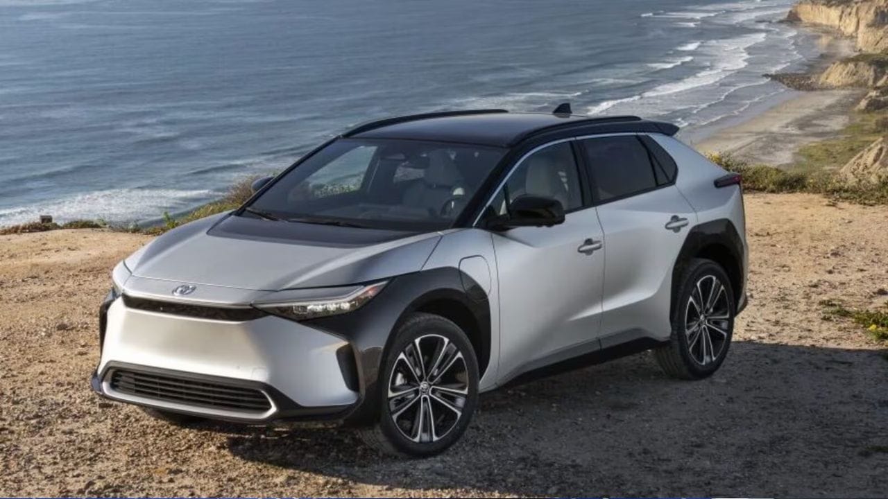 ટોયોટાએ પુષ્ટિ કરી છે કે આ EV ફ્રન્ટ વ્હીલ ડ્રાઇવ અને તમામ વ્હીલ ડ્રાઇવ વિકલ્પો બંનેમાં આવશે. ભારતીય બજારમાં લોન્ચ થયા બાદ તે Hyundai Creta EV, Maruti eVX અને Tata Curve EV સાથે સ્પર્ધા કરશે. 
