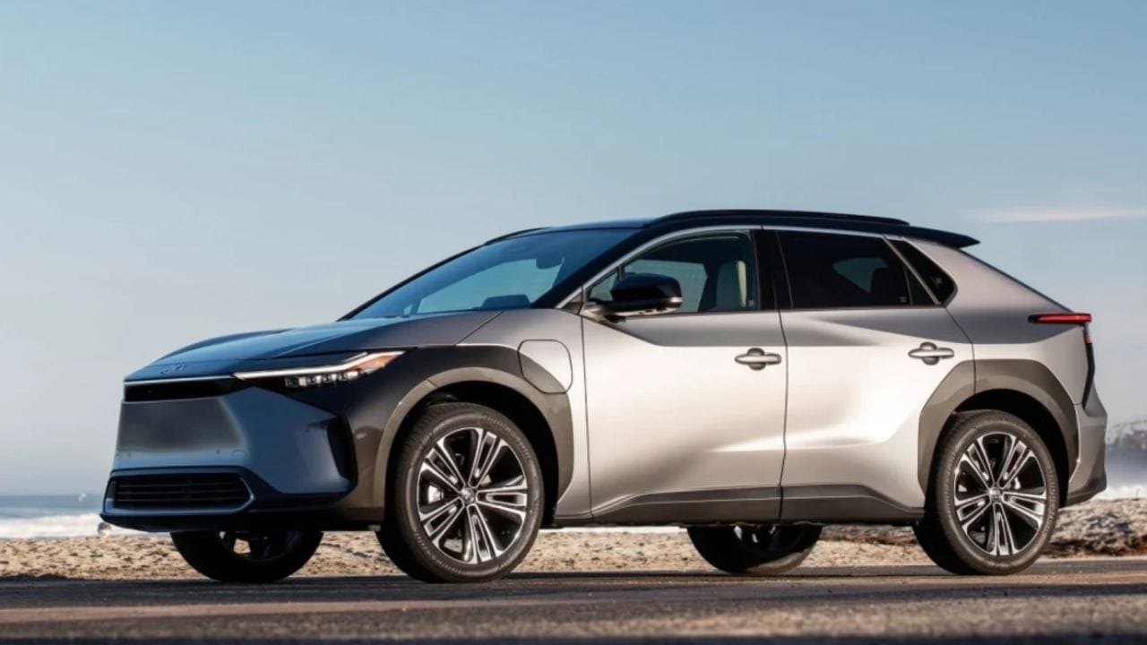 ટોયોટાની ઇલેક્ટ્રિક કારનું કદ તેના કોન્સેપ્ટ મોડલ જેવું હશે. તેની લંબાઈ 4300 mm, પહોળાઈ 1820 mm, ઊંચાઈ 1620 mm અને વ્હીલબેઝ 2700 mm હશે. Martui eVX પણ આ જ કદની હશે. આ કારને સુઝુકીના ગુજરાત પ્લાન્ટમાં બનાવવામાં આવશે.