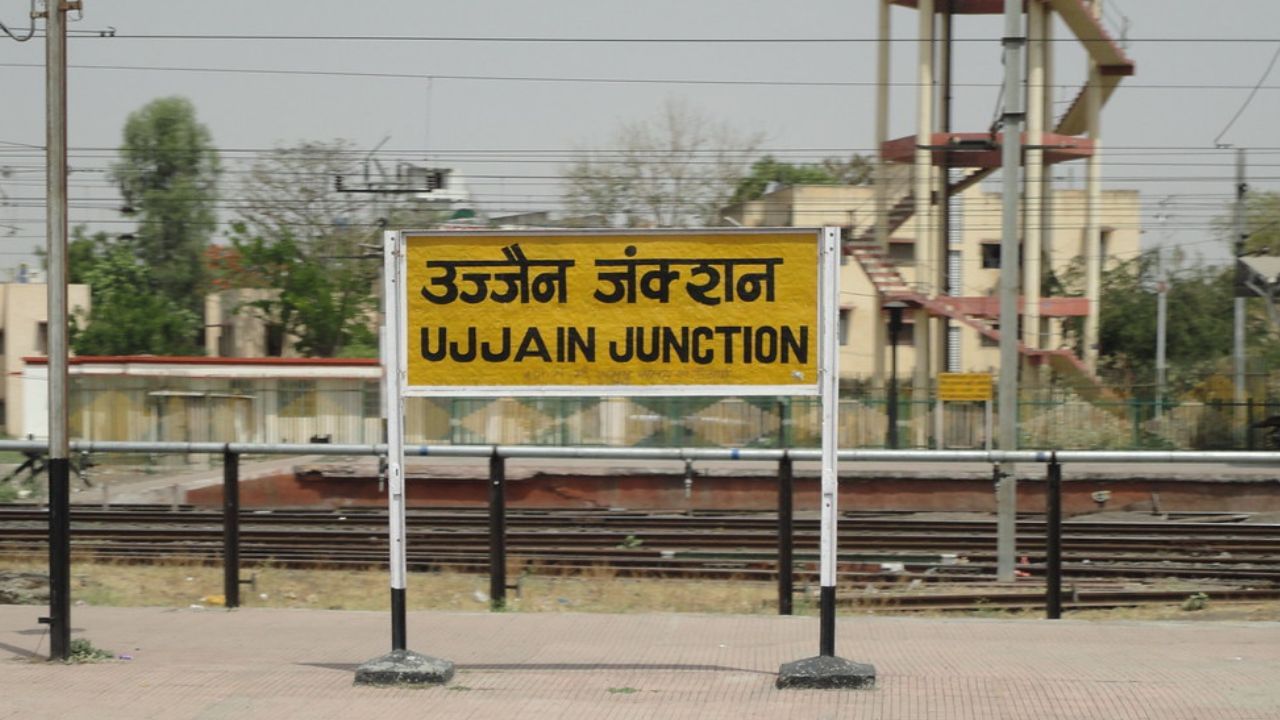 ગાંધીનગર કેપિટલ-ઈન્દોર જંક્શન વચ્ચે જે ટ્રેન ચાલે છે તે ટ્રેન નંબર-19309 છે. આ ટ્રેન ગુજરાતના 11 થી 12 સ્ટેશનોને જોડે છે. 
