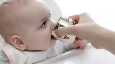 ઘરમાં નાનું મહેમાન આવતાની સાથે જ દાદા-દાદી જ નહીં, પરંતુ ઘરના દરેક વડીલ બાળકનું સ્વાસ્થ્ય સારું રાખવા માટે માતા-પિતાને સલાહ આપવા લાગે છે.તબીબો દ્વારા માતા-પિતાને આપવામાં આવેલી એક સલાહ એ છે કે 6 મહિના પહેલા તેમના નવજાત બાળકને પાણી ન આપવું જોઈએ.