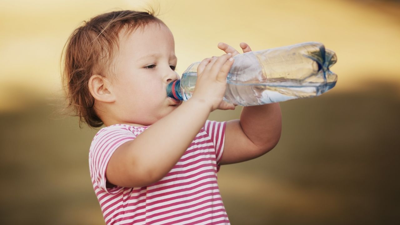 આ સિવાય ફોર્મ્યુલા મિલ્ક પીનારા બાળકોનું શરીર પણ પાણી વગર હાઈડ્રેટ રહે છે. આ જ કારણ છે કે ઓછામાં ઓછા 6 મહિના પછી જ બાળકોને પાણી આપવાની સલાહ આપવામાં આવે છે. ધ્યાનમાં રાખો કે પાતળું ફોર્મ્યુલા દૂધ ખવડાવવાથી અથવા વધુ પાણી આપવાથી બાળકની તબિયત બગડી શકે છે.
